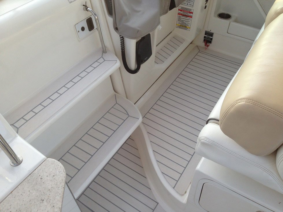 Sea Ray 335 with a Flexiteek 2G deck in Off-White with grey caulking
